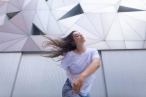 Jeune femme dansant avec passion et énergie dans la rue — Photo de stock