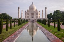 L'iconico Taj Mahal, una delle sette meraviglie del mondo. — Foto stock