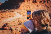 Uma mulher com uma criança está tirando fotos em Valley of the Gods, Utah — Fotografia de Stock