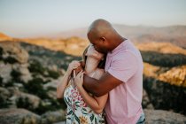 Amante casal abraçando e beijando no topo da montanha — Fotografia de Stock