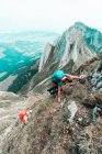 Hikers with backpacks climbing mountain — Fotografia de Stock