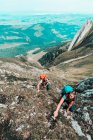Hikers with backpacks climbing mountain — Stock Photo