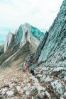 Мандрівники з рюкзаками сходження на гору — стокове фото