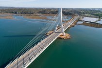 Вид з повітря на міст над річкою . — стокове фото