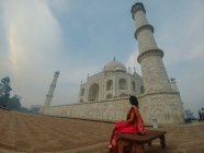 Femme en sari rouge dans le Taj Mahal, Agra, Uttar Pradesh, Inde — Photo de stock
