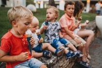 Crianças de uma família comendo sorvete ficando sujo e bagunçado — Fotografia de Stock