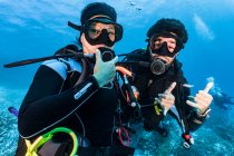 Amigos de mergulho na Greta Barreira de Corais na Austrália — Fotografia de Stock