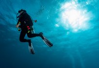 Diver ascending to the surface at the Great Barrier Reef — Stock Photo
