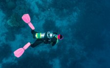 Plongeur explorant la grande barrière de corail — Photo de stock