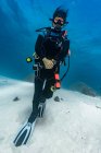 Taucher erkunden das große Barrier Reef — Stockfoto