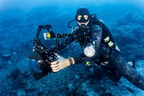 Fotógrafo subaquático na grande Barreira de Corais — Fotografia de Stock