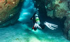 Plongeur explorant grotte à la grande barrière de corail — Photo de stock