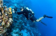 Fotografo subacqueo presso la grande barriera corallina — Foto stock