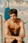 Jeunes beaux hommes portrait exercice à la plage — Photo de stock