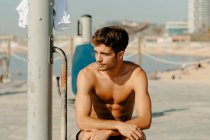 Молоді красиві чоловіки портрет вправи на пляжі — стокове фото
