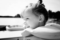 Портрет молодой девушки, сидящей на лодке летом — стоковое фото