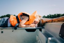 Joven durmiendo en un barco en Suecia en verano - foto de stock