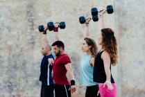 Athletes lifting crossfit weights in an urban enviroment. — Stock Photo