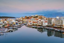 Abendblick auf Agios Nikolaos und seinen Hafen, Kreta, Griechenland — Stockfoto