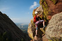 Frau klettert ohne Seil über Boulder, Colorado — Stockfoto