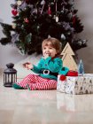 Bebé de 12 meses vestido como elfo en casa - foto de stock
