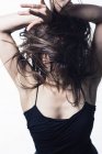 Молода жінка танцює з літаючим волоссям у чорній сукні — стокове фото