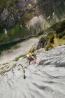 Женщина скалолазает по известняковой скале в Альпштейне, Аппенцелль, Швейцария — стоковое фото