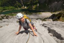 Mujer escalada de piedra caliza en Alpstein, Appenzell, Suiza - foto de stock