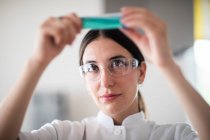 Молодая ученая женщина, работающая в лаборатории — стоковое фото