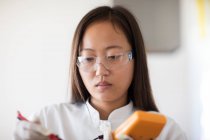 Ученая женщина с образцом и инструментом в лаборатории — стоковое фото