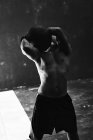 Shirtlos fitter junger Mann trainiert mit schwerem Ball — Stockfoto