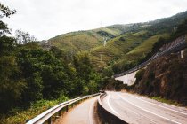 Vue panoramique sur la route dans les montagnes — Photo de stock