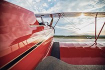 Rotes Waco-Oldtimer-Flugzeug sitzt bei Sonnenaufgang auf der Landebahn in Maine — Stockfoto