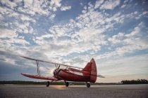 Avion Waco rouge vintage assis sur la piste au lever du soleil dans le Maine — Photo de stock