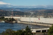 Le barrage Dalles sur le fleuve Columbia par une journée ensoleillée. — Photo de stock