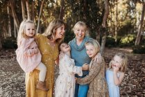 Porträt einer Mehrgenerationenfamilie von Frauen, die sich von außen umarmen — Stockfoto