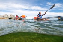 Kayakers desfrutando de uma manhã de verão remando no Lago Tahoe, CA — Fotografia de Stock