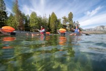 Kayakers profitant d'une matinée d'été pagayant sur le lac Tahoe, CA — Photo de stock