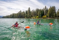 Un homme et une femme faisant du kayak sur le lac Tahoe, CA — Photo de stock