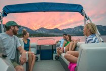 Eine Gruppe von Freunden beim Bootfahren auf dem Lake Tahoe bei Sonnenuntergang, CA — Stockfoto