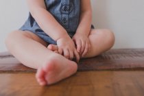 Primer plano del pequeño bebé en la alfombra, primer plano - foto de stock