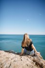 Sentado cerca del mar en Tarragona - foto de stock