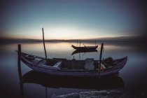 Barche da pesca in spiaggia al mattino — Foto stock