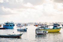 Barcos de pesca atracados en el mar Mediterráneo - foto de stock