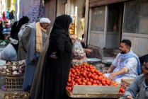 Frau kauft Tomaten auf Freiluftmarkt — Stockfoto