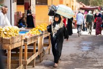 Donna egiziana cammina attraverso un mercato all'aperto — Foto stock