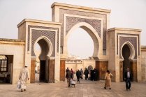 Люди, входящие и выходящие из ворот Феза в Марокко — стоковое фото