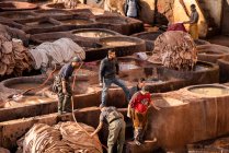 Uomini che lavorano nella conceria della pelle a Fez, Marocco — Foto stock