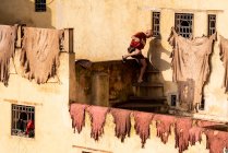 Homem marroquino trabalhando em curtumes de couro em Fez — Fotografia de Stock