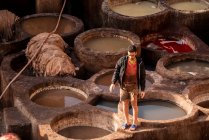 Marokkaner arbeitet in der Ledergerberei von Fez — Stockfoto